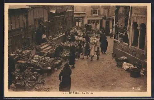 AK Hyères, Le Marché animé avec étals de produits et passants