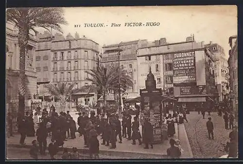 AK Toulon, Place Victor-Hugo animée avec passants et affiches publicitaires