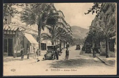 AK Toulon, Avenue Colbert avec passants et voitures anciennes