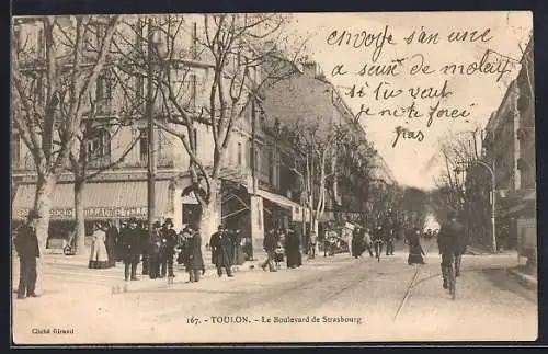AK Toulon, Le Boulevard de Strasbourg animé avec passants et cyclistes