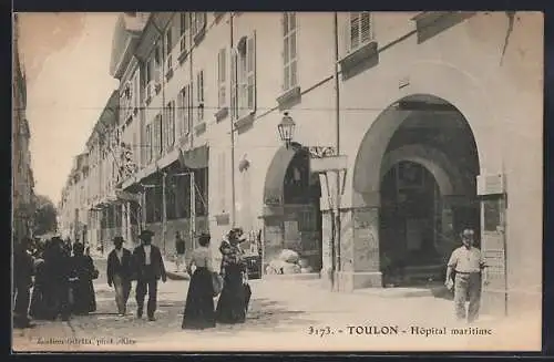 AK Toulon, Hôpital maritime et passants sur la rue animée