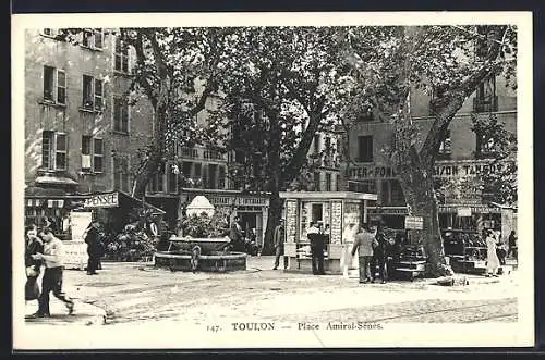 AK Toulon, Place Amiral-Senès avec fontaine et passants