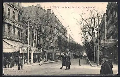 AK Toulon, Boulevard de Strasbourg animé avec passants et arbres sans feuilles
