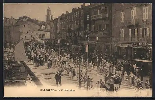 AK Saint-Tropez, La Procession animée dans les rues du port