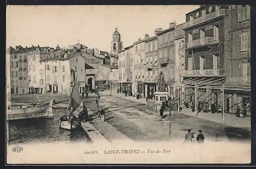 AK Saint-Tropez, Vue du port animé avec bateaux amarrés et bâtiments en arrière-plan