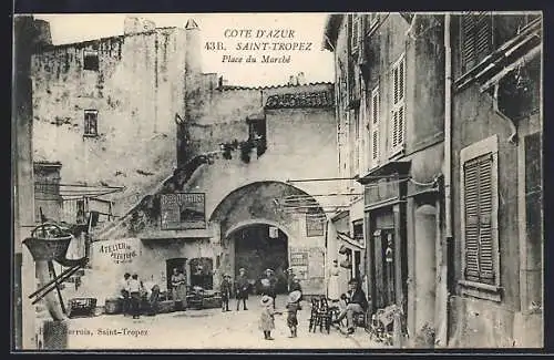 AK Saint-Tropez, Place du Marché animée avec passants et architecture historique