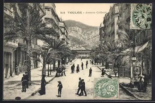 AK Toulon, Avenue Colbert animée avec palmiers et passants