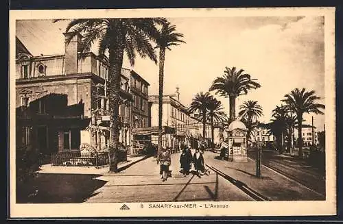 AK Sanary-sur-Mer, L`Avenue avec palmiers et passants