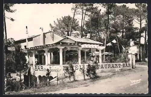 AK Saint-Aygulf, L`Hôtel Restaurant Gaudard entouré de pins et végétation
