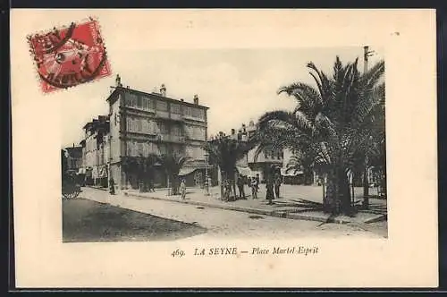 AK La Seyne, Place Martel Esprit avec palmiers et immeubles