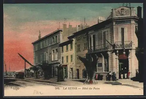 AK La Seyne, Hôtel des Postes et rue animée au coucher du soleil