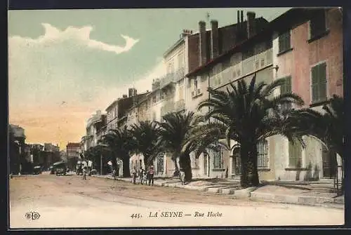 AK La Seyne, Rue Hoche avec palmiers et bâtiments historiques