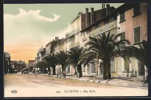 AK La Seyne, Rue Hoche bordée de palmiers et immeubles élégants