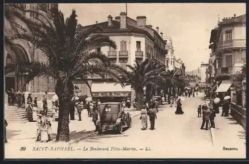 AK Saint-Raphaël, Le Boulevard Félix-Martin animé avec palmiers et passants