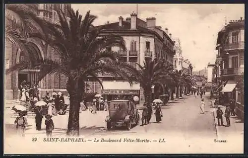 AK Saint-Raphaël, Le Boulevard Félix-Martin animé avec palmiers et passants