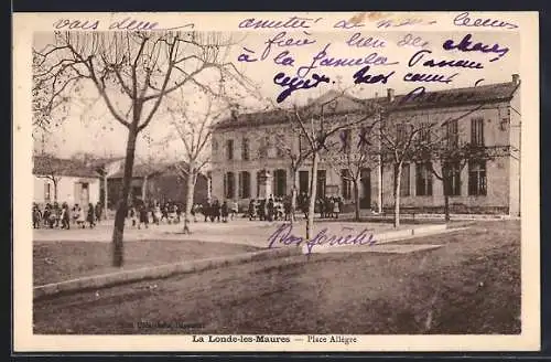 AK La Londe-les-Maures, Place Allègre animée avec écoliers et bâtiments en arrière-plan