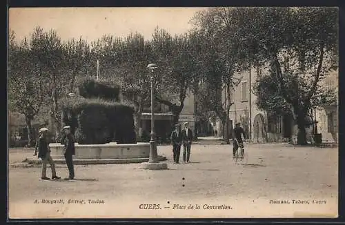 AK Cuers, Place de la Convention avec passants et arbres en été