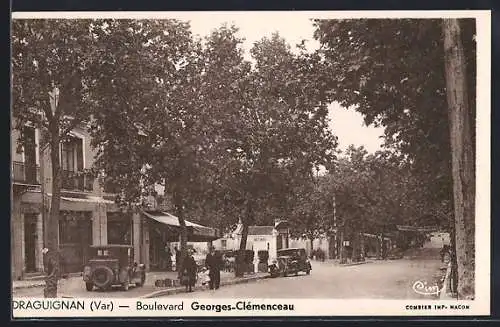 AK Draguignan, Boulevard Georges-Clémenceau avec voitures anciennes et arbres majestueux