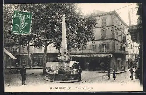 AK Draguignan, Place du Marché avec fontaine et arbres