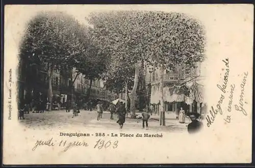 AK Draguignan, La Place du Marché animée avec passants et boutiques