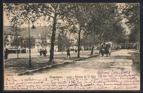 AK Draguignan, Avenue de la Gare animée avec passants et calèche