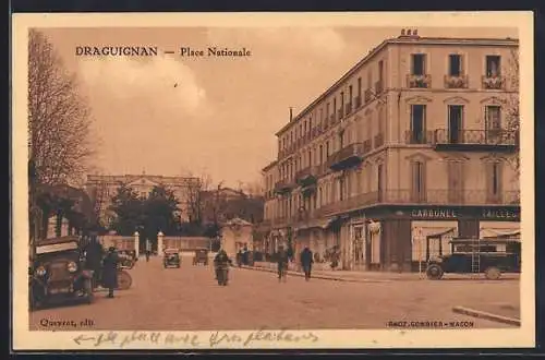 AK Draguignan, Place Nationale animée avec voitures et passants