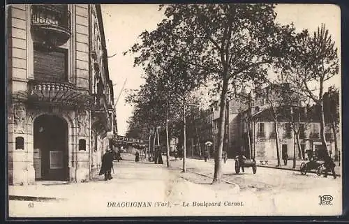 AK Draguignan, Le Boulevard Carnot avec passants et calèches