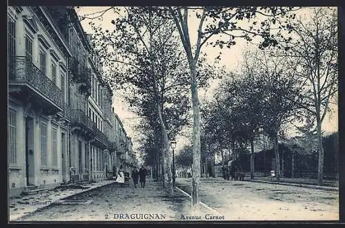 AK Draguignan, Avenue Carnot avec passants et arbres alignés