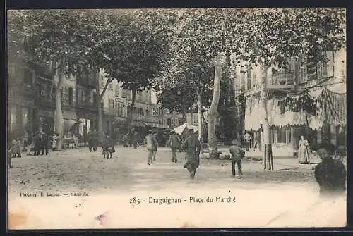 AK Draguignan, Place du Marché animée avec passants et arbres ombragés