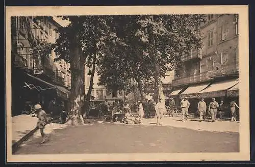 AK Draguignan, Place du Marché animée avec passants et boutiques