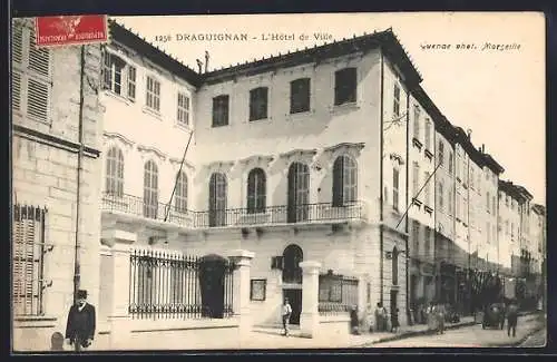 AK Draguignan, L`Hôtel de Ville et rue animée