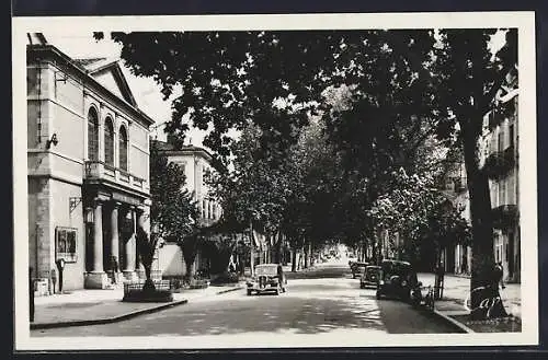 AK Draguignan, Boulevard Georges Clemenceau avec voitures et arbres ombragés