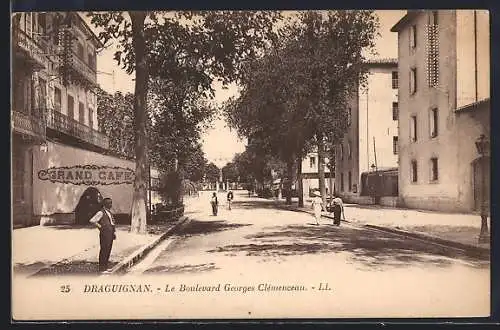AK Draguignan, Le Boulevard Georges Clémenceau avec Grand Café et passants