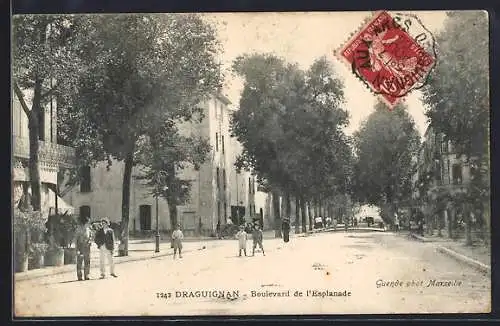 AK Draguignan, Boulevard de l`Esplanade avec passants et arbres