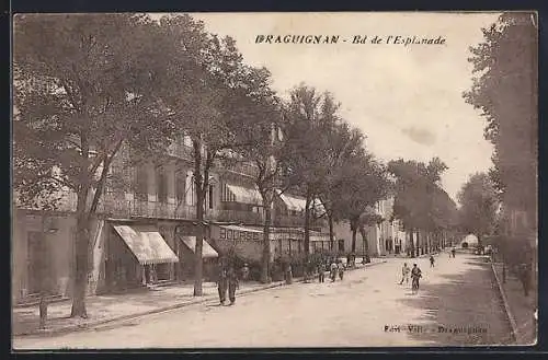 AK Draguignan, Bd de l`Esplanade avec promeneurs et arbres alignés