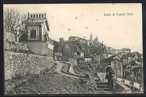 AK Fayence, Entrée pittoresque du village avec vue sur les maisons et collines