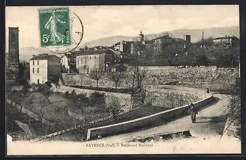 AK Fayence, Boulevard National et vue du village en arrière-plan