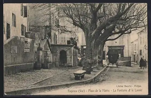 AK Fayence, Place de la Mairie, La Fontaine et le Lavoir