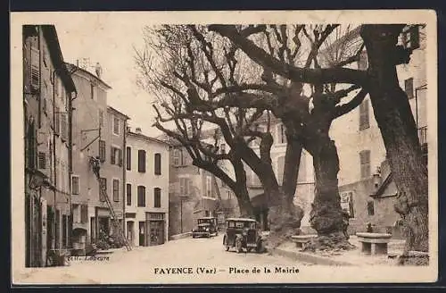 AK Fayence, Place de la Mairie avec arbres majestueux et voitures anciennes