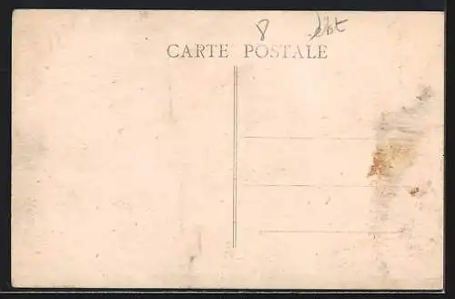 AK Fayence, Place de la Mairie avec arbres majestueux et voitures anciennes