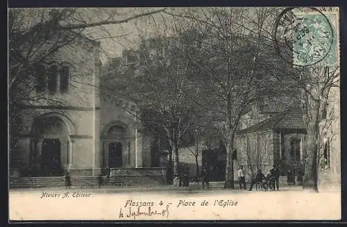 AK Flassans, Place de l`Église avec des passants et des arbres en hiver