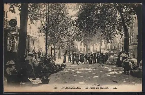 AK Draguignan, La Place du Marché animée par des passants et des stands de marché