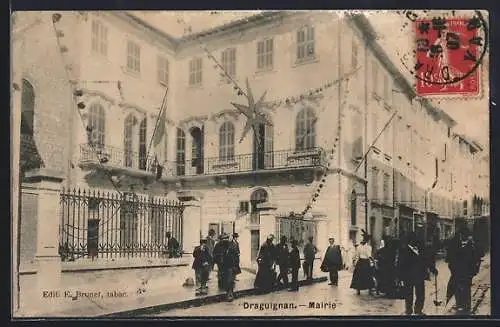 AK Draguignan, Mairie avec passants et décorations festives