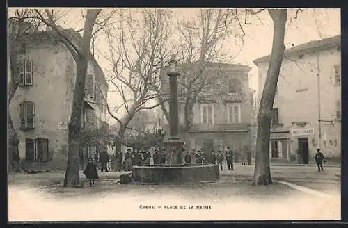 AK Cuers, Place de la Mairie avec fontaine et passants