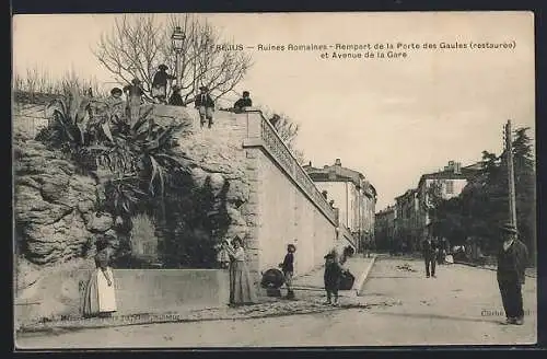 AK Fréjus, Ruines Romaines, Rempart de la Porte des Gaules et Avenue de la Gare