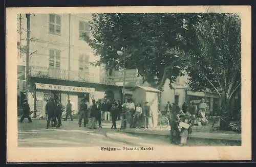 AK Fréjus, Place du Marché animée avec bar-tabac et passants