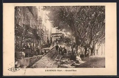 AK Fayence, Grand`Rue animée avec passants et arbres ombragés