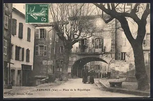 AK Fayence, Place de la République avec arbres et passants