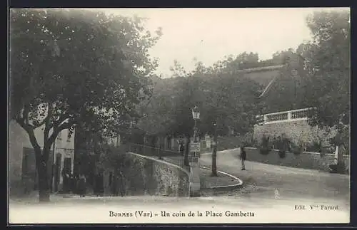 AK Bormes, Un coin de la Place Gambetta