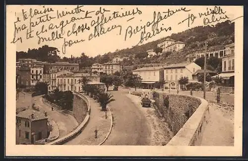 AK Bormes-les-Mimosas, Vue de la route sinueuse et des bâtiments environnants